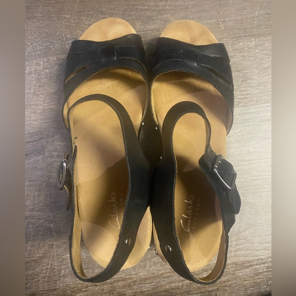 Clarks Artisan Black Leather Sandals (9M) - Picture 3 of 7